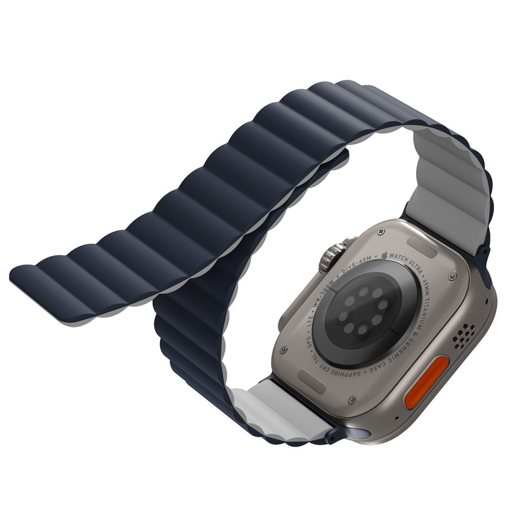 Gümüş kasalı ve turuncu düğmeli lacivert Apple Watch Ultra.