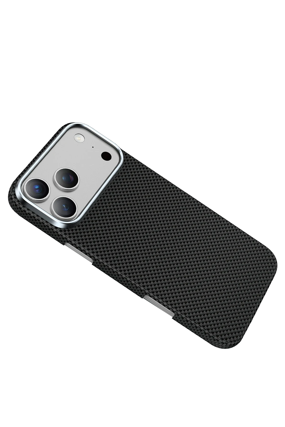 Dokulu, karbon fiber benzeri desenli siyah bir akıllı telefon kılıfı, üç lensli gümüş bir kamera modülüne sahip.