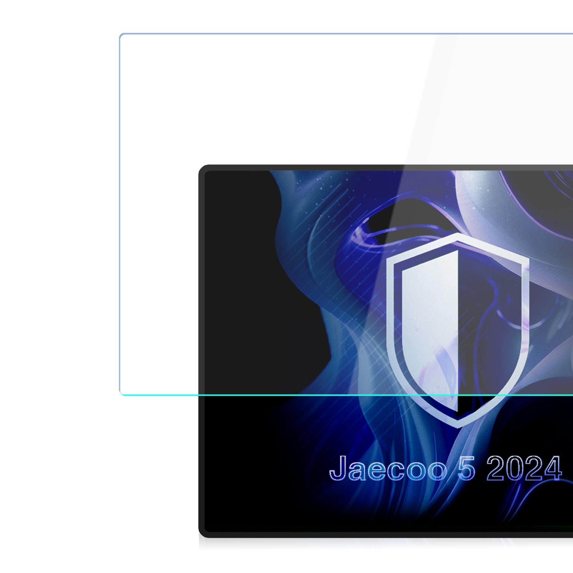 Przezroczysta folia ochronna częściowo zakrywa czarny tablet wyświetlający niebieskie abstrakcyjne tło, białą ikonę tarczy i tekst „Jaecoo 5 2024”.