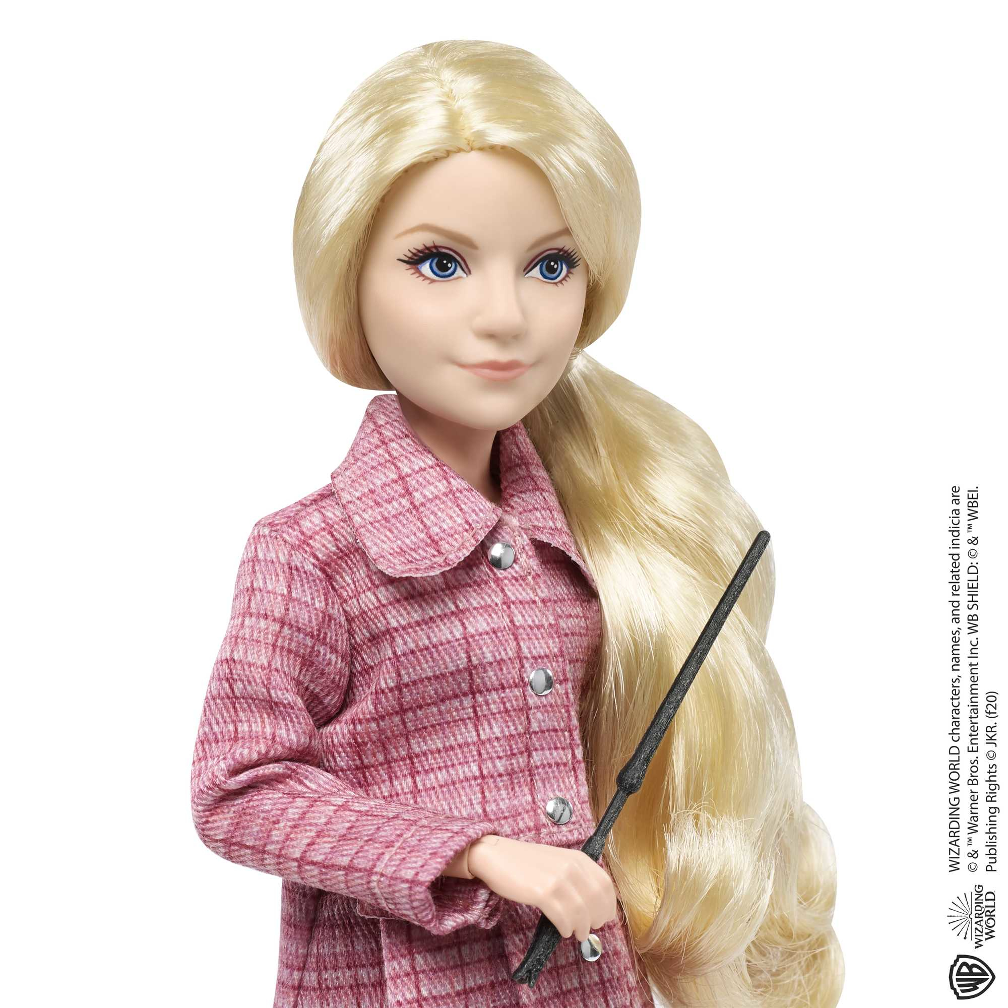 Puppe mit blonden Haaren, blauem Auge, trägt kariertes Kleid und hält Zauberstab.
