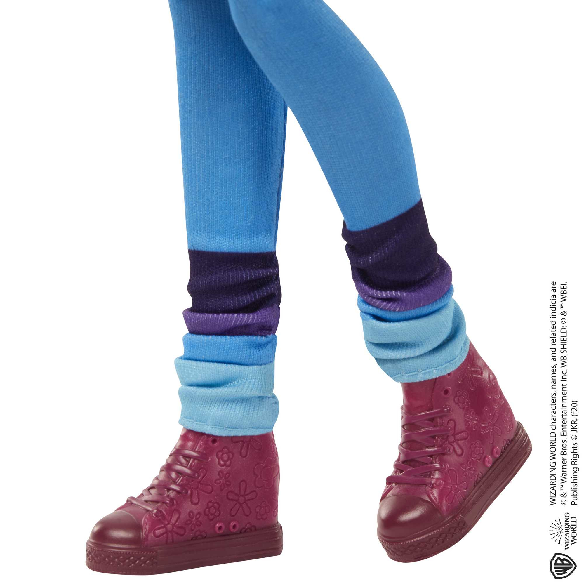 Puppenbeine in blauen Hosen mit dunkel- und hellblauen Bündchen und weinroten High-Top-Sneakers mit Blumenmuster.