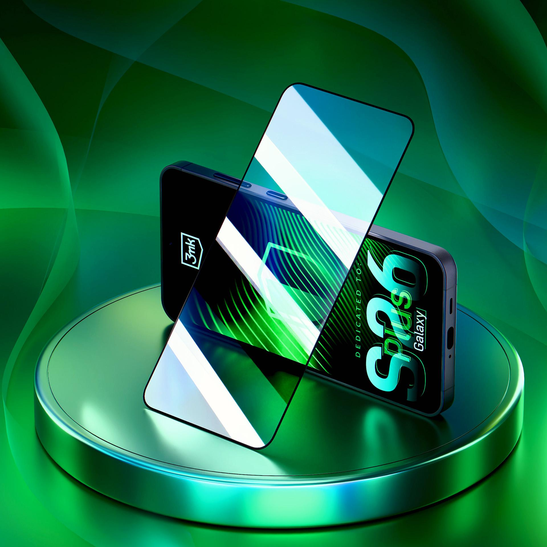 Dwa czarne smartfony z zielonymi ekranami z napisem "S23 Ultra Galaxy", na metaliczno-zielonej okrągłej platformie.