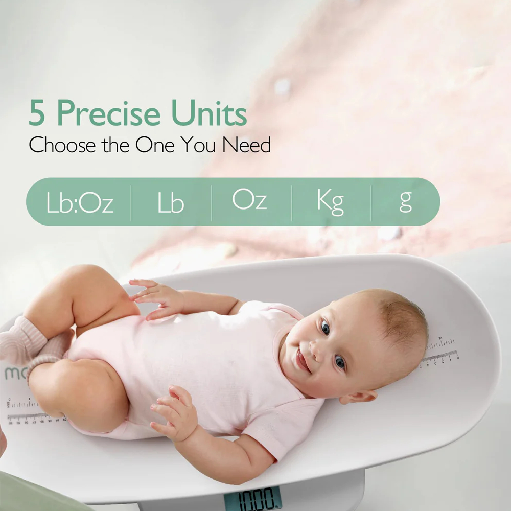 Un bambino giace su una bilancia digitale che mostra le unità Lb:Oz, Lb, Oz, Kg, g.