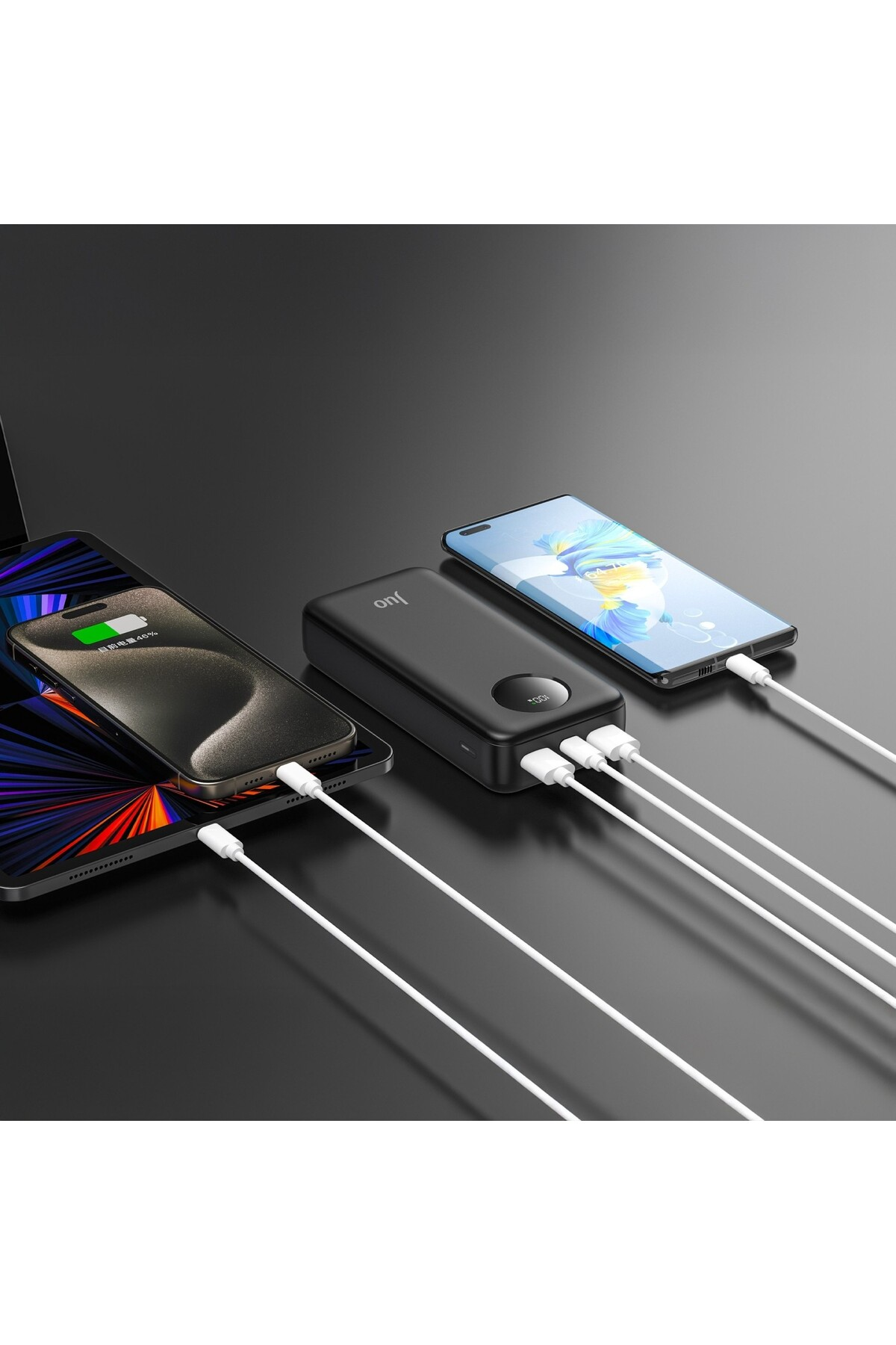 Siyah powerbank iki akıllı telefon ve bir tableti şarj ediyor.