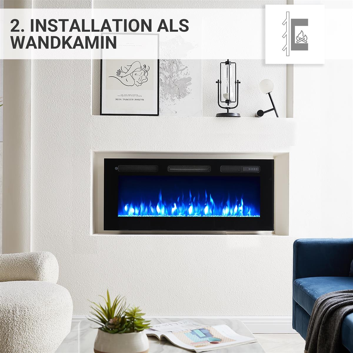 Ein modernes Wohnzimmer mit einem wandmontierten Elektrokamin, der blaue Flammen zeigt, einem weißen Sessel und einem blauen Sofa.