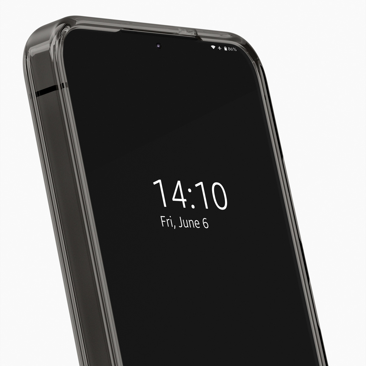 Ein schwarzes Smartphone mit einer transparenten Hülle zeigt „14:10 Fr, 6. Juni“ auf dem Bildschirm, schräg auf weißem Hintergrund.