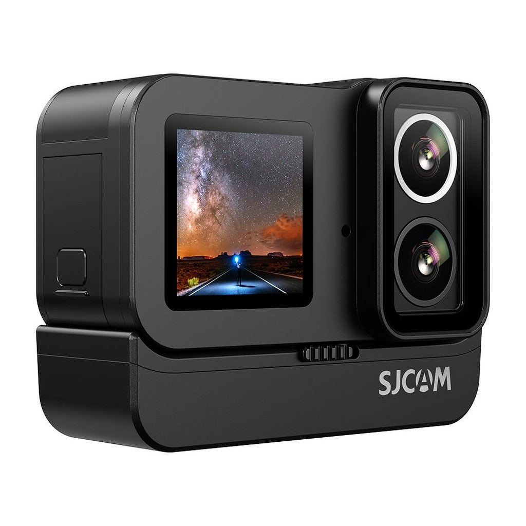 Een zwarte SJCAM-actiecamera toont een sterrenhemel met een weg en een silhouet van een persoon op het scherm.