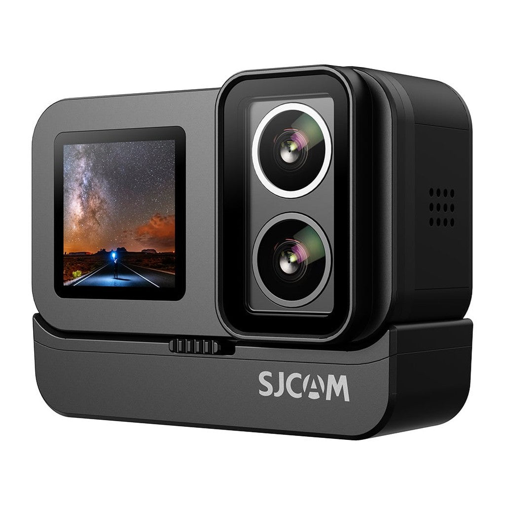 Een zwarte SJCAM-actiecamera met een scherm dat een sterrenhemel boven een weg toont, en twee lenzen aan de voorkant.