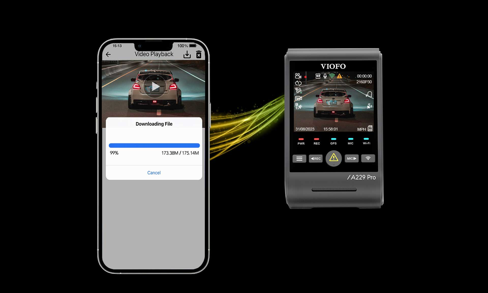 App op telefoon toont 99% downloadvoortgang. Dashcam ernaast.