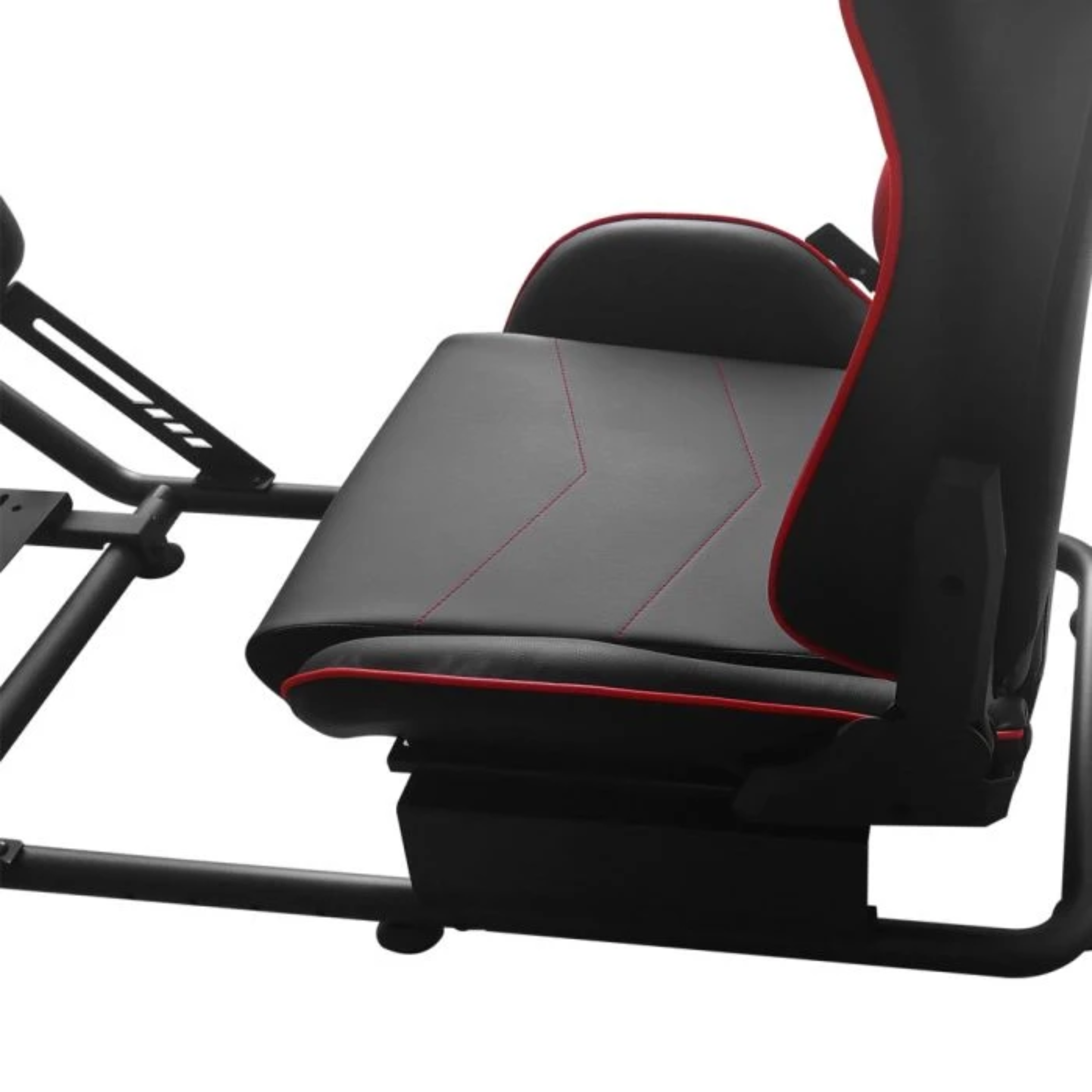 Ein schwarzer Gaming-Stuhl mit roter Zierleiste und Nähten ist in Seitenansicht auf einem schwarzen Metallrahmen vor weißem Hintergrund abgebildet.