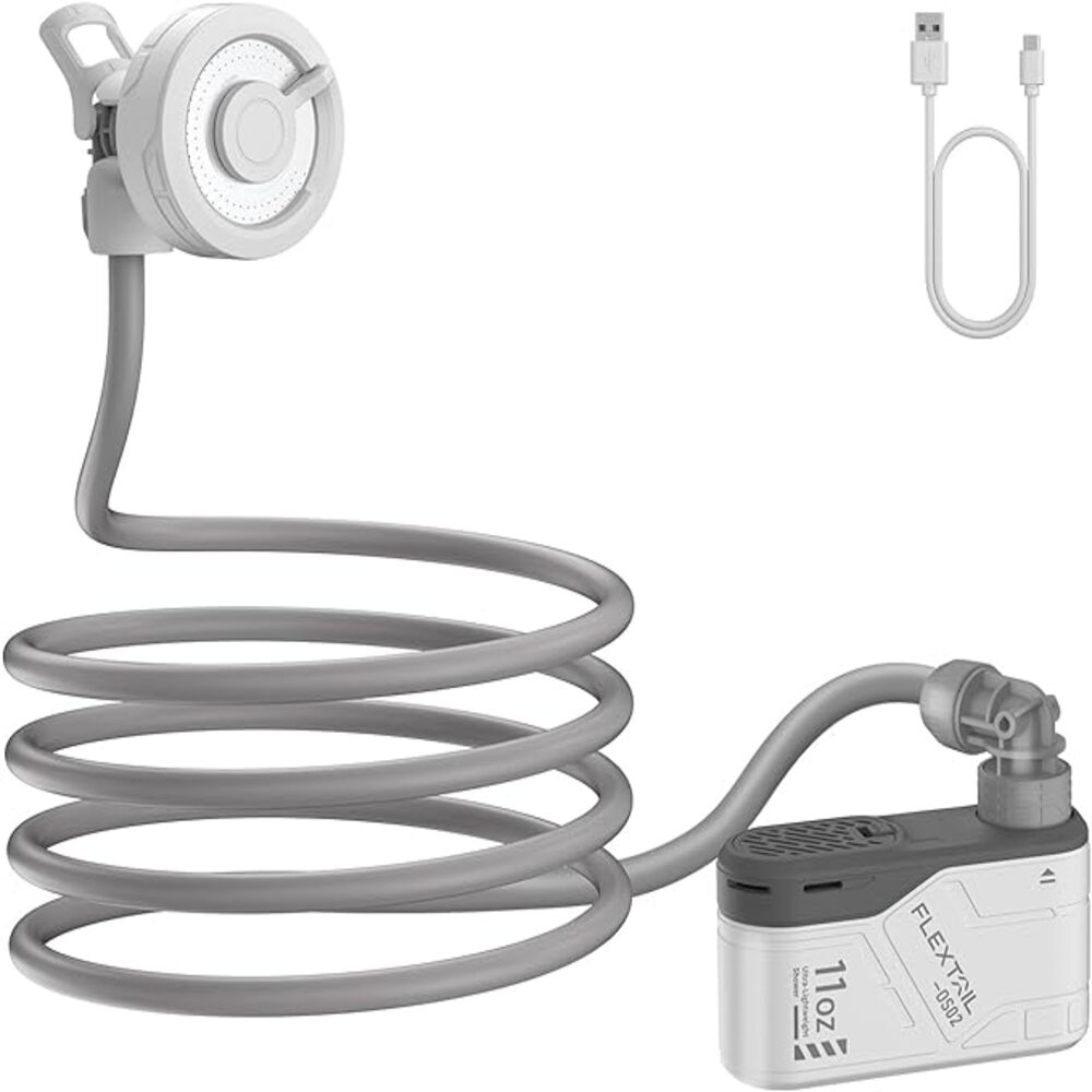 Ein tragbares Duschgerät mit Schlauch, Duschkopf und USB-Ladekabel.