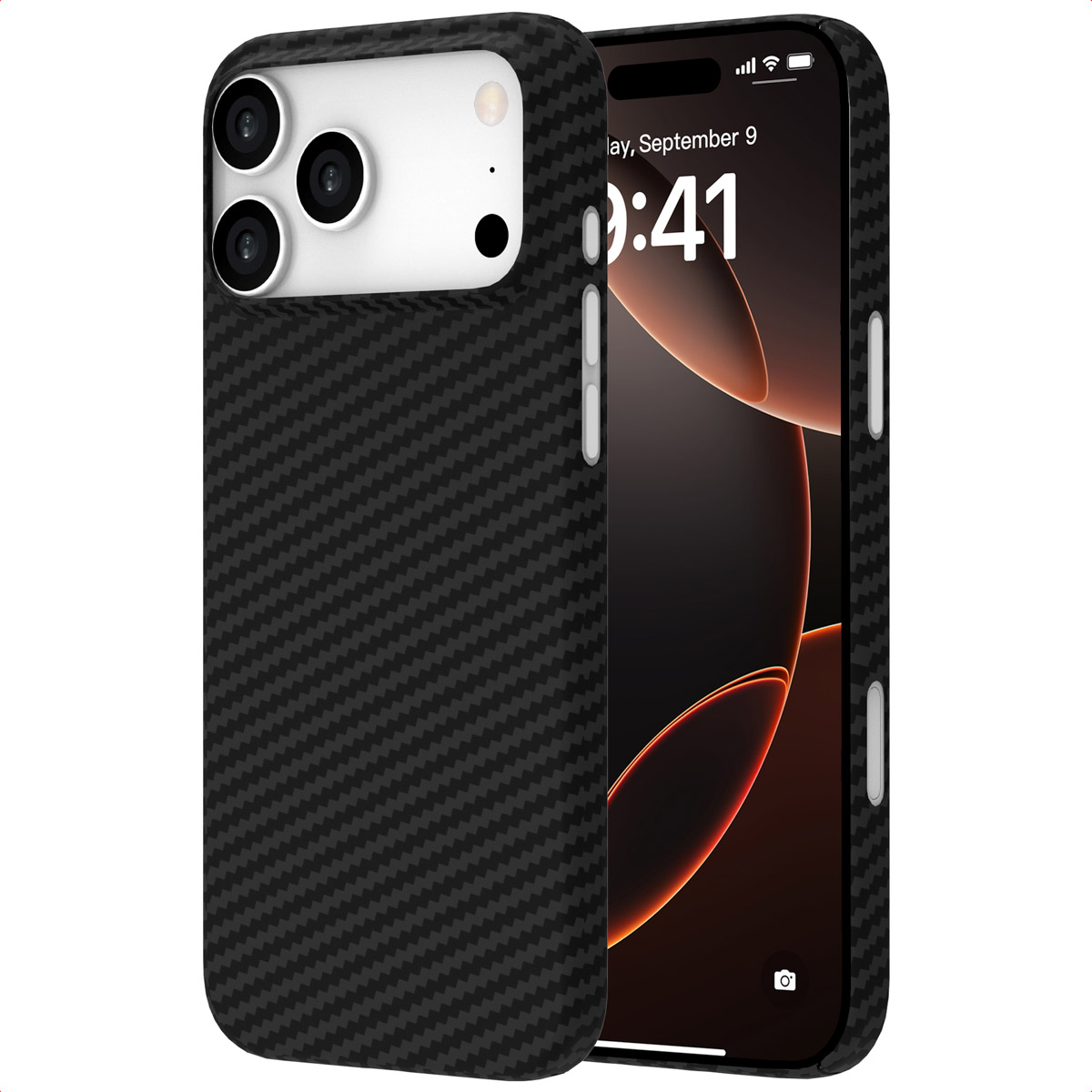 Custodia nera in carbonio per telefono con tre obiettivi e sfondo bianco.