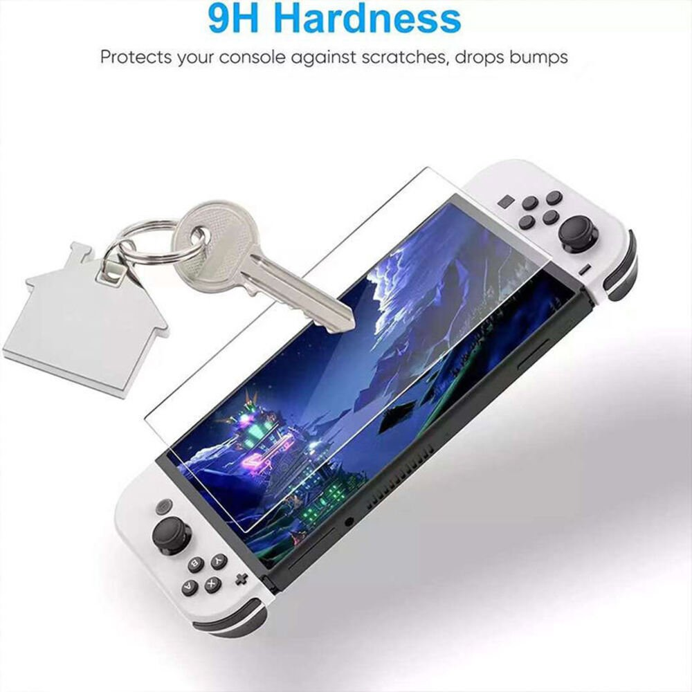 Una llave y un llavero con forma de casa descansan sobre un protector de pantalla para una consola de juegos portátil blanca.