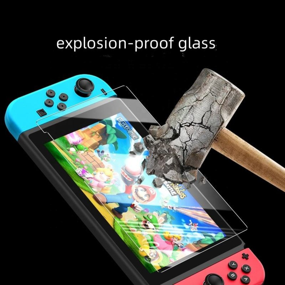 Un martillo golpea un Nintendo Switch con protector de pantalla.