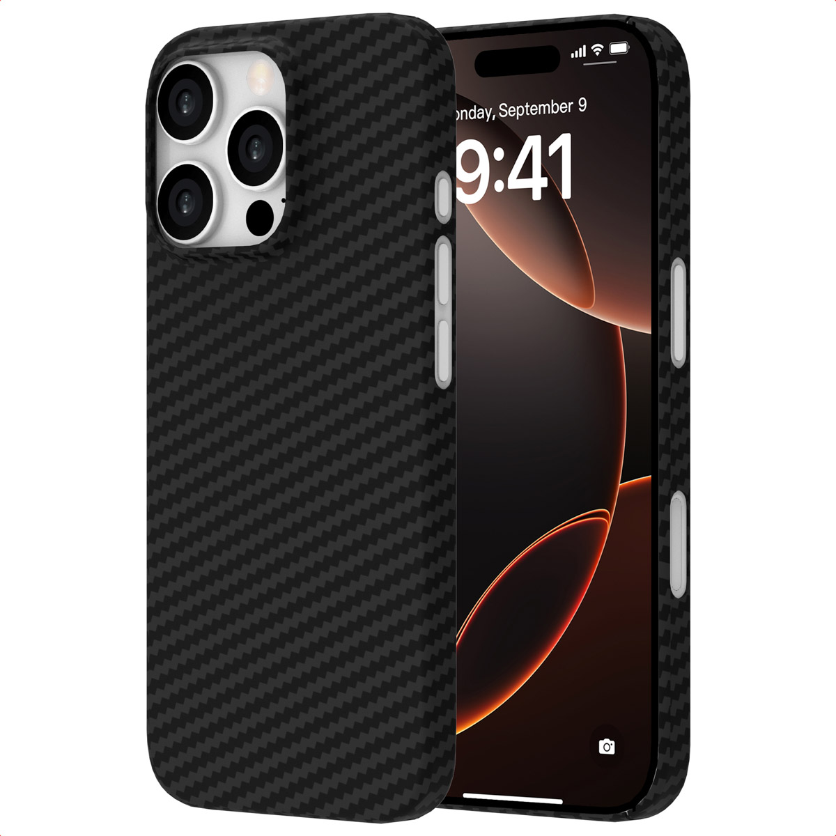 Zwarte telefoonhoes met koolstofpatroon en drie cameralenzen.