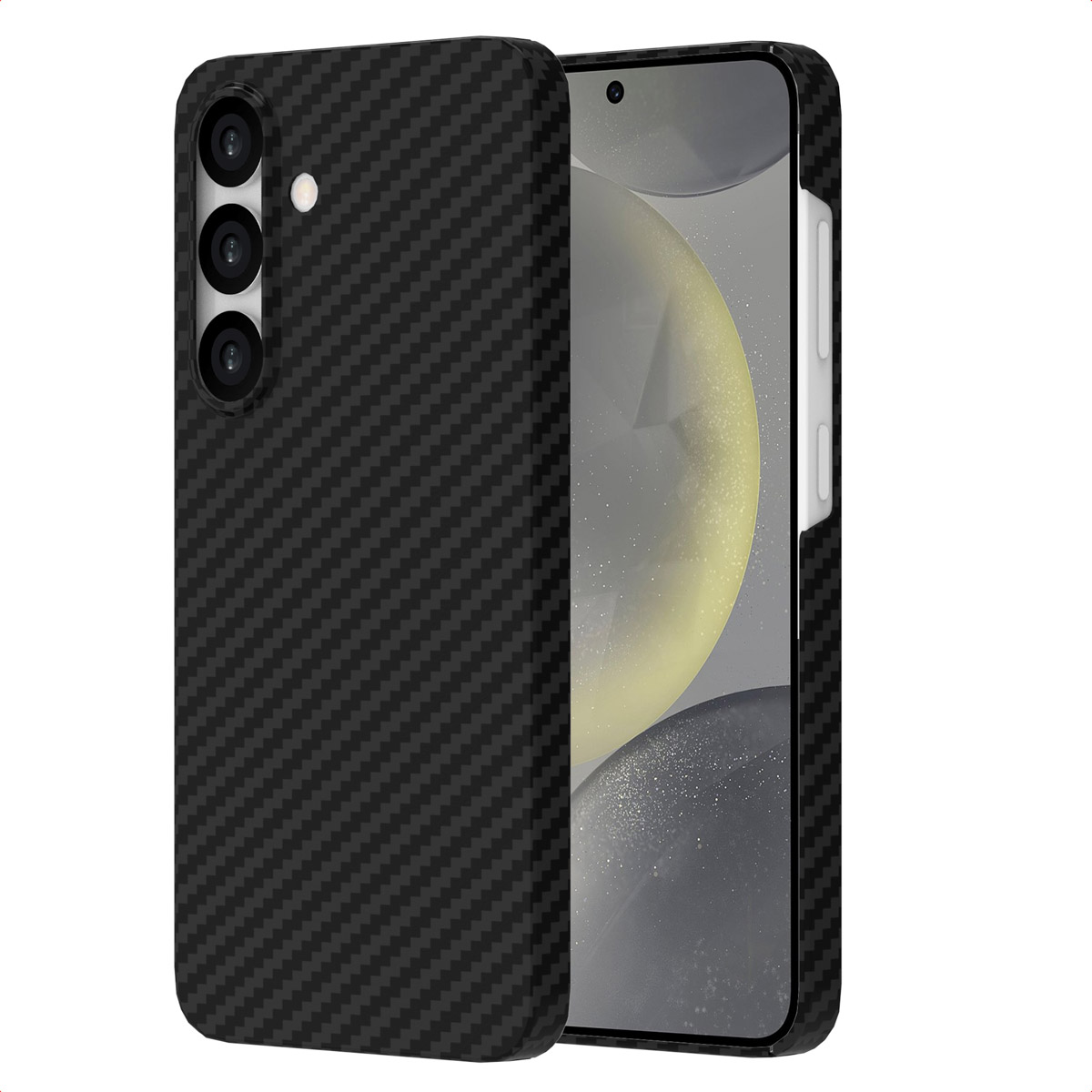 Zwarte carbon fiber telefoonhoes met drievoudige camerabult, naast een smartphone.