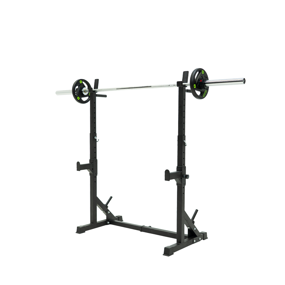 Un soporte de sentadillas negro con discos en la barra. Para pesas.