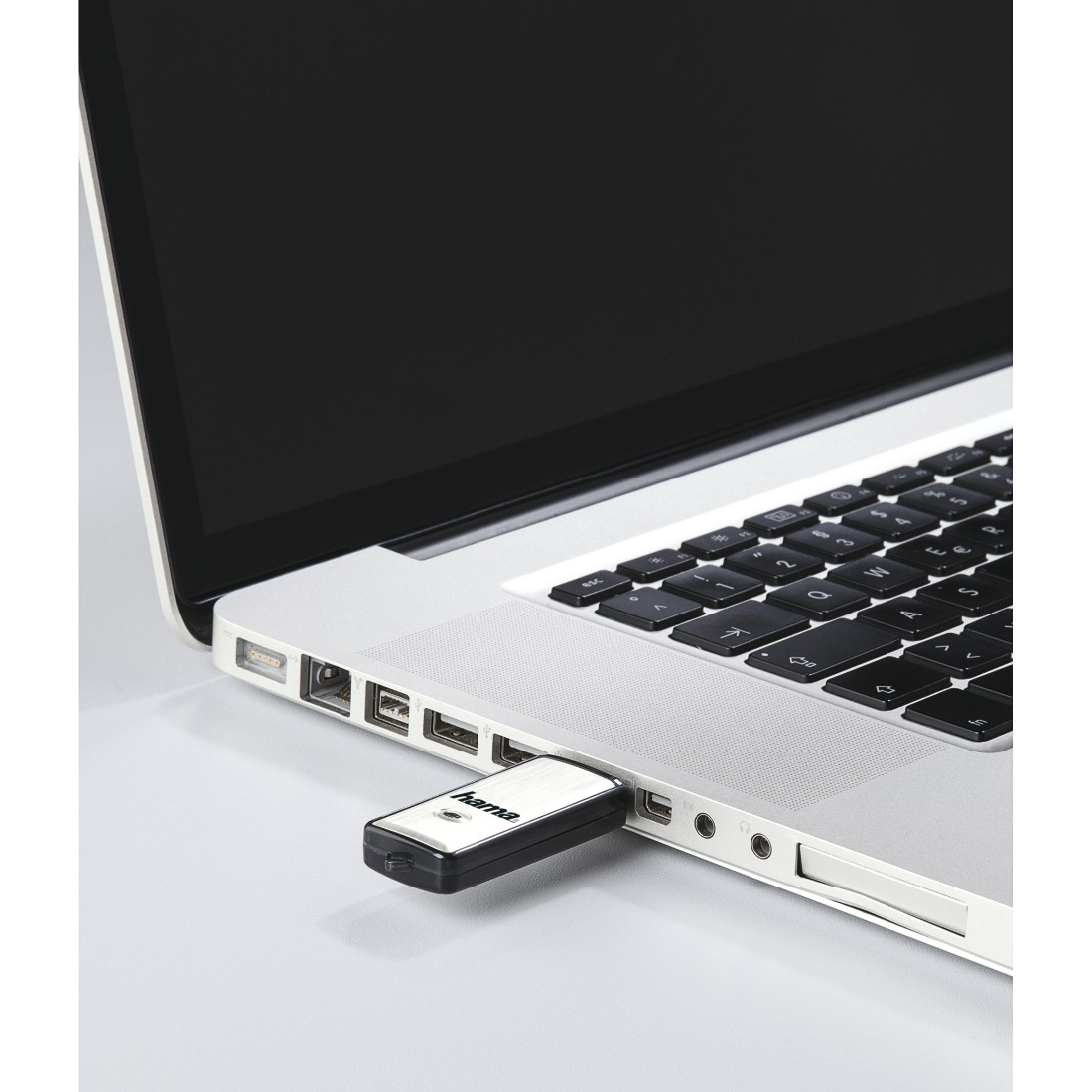 Ein USB-Stick steckt in einem Laptop.