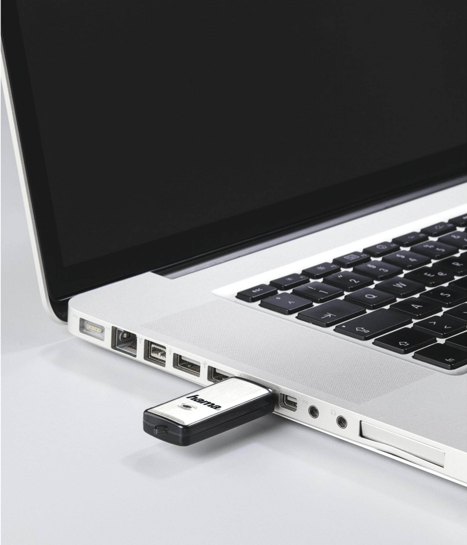 Ein USB-Stick von Hama steckt in einem Laptop.