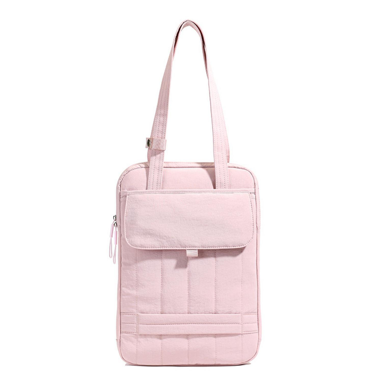 Eine gesteppte, rosafarbene Tasche mit einem Überschlag und Trägern.