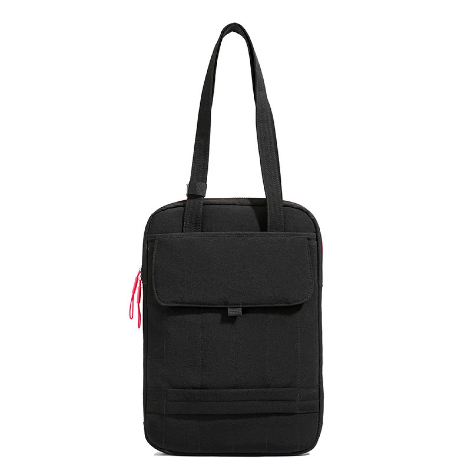Schwarze Stofftasche mit roten Reißverschlussdetails und Tragegriffen.