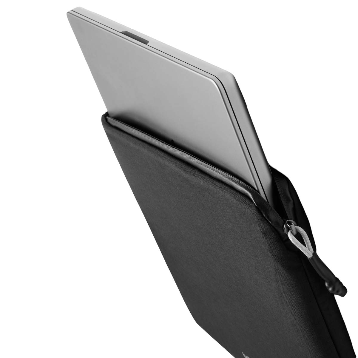 Un laptop argentato viene inserito in una custodia nera.