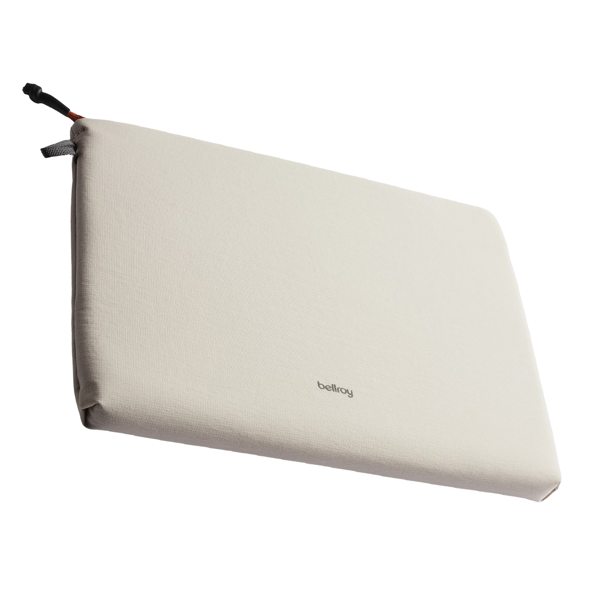 Una pochette rettangolare di colore chiaro con un piccolo logo e un anello.