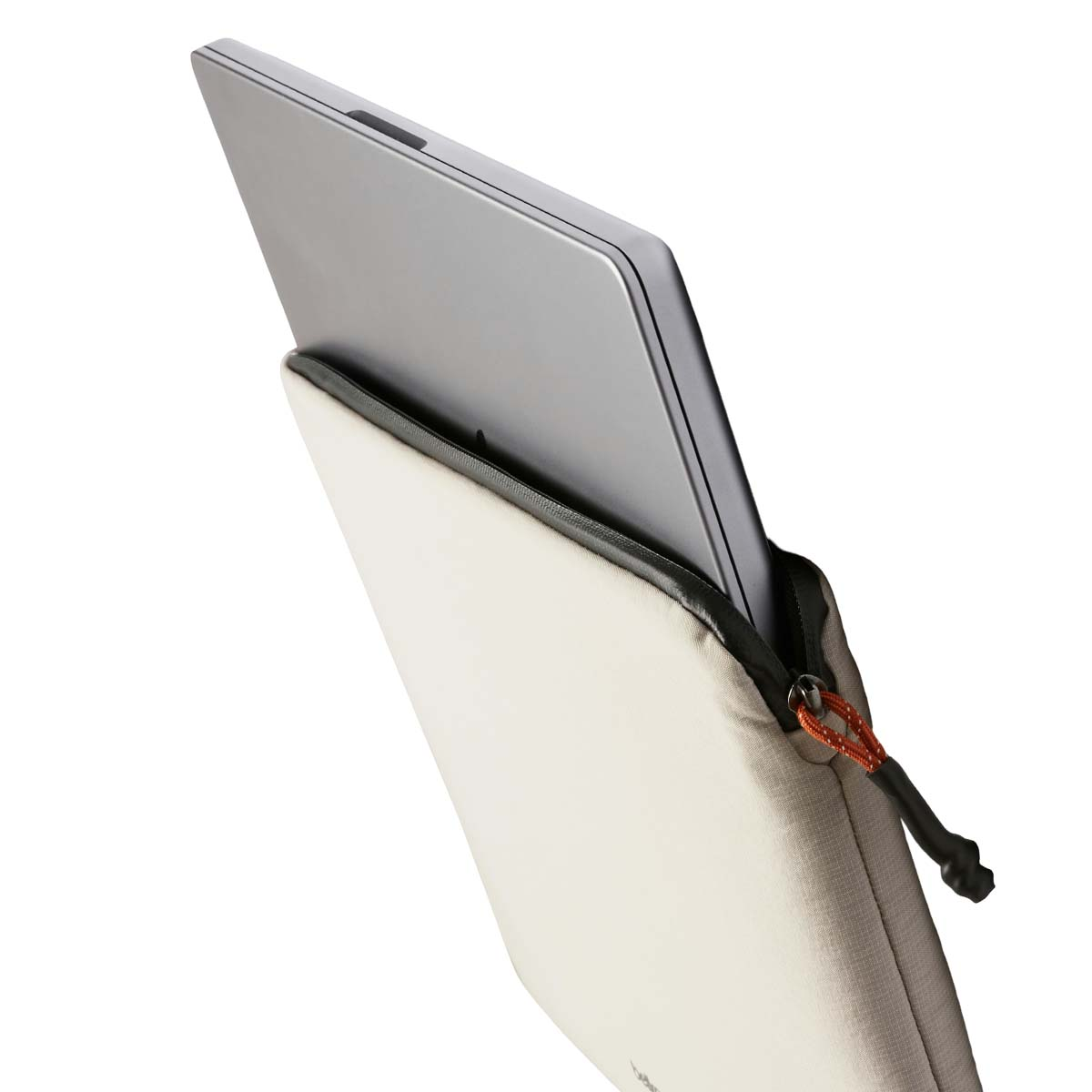Un laptop grigio viene inserito in una custodia bianca. Cerniera con tiretto arancione.