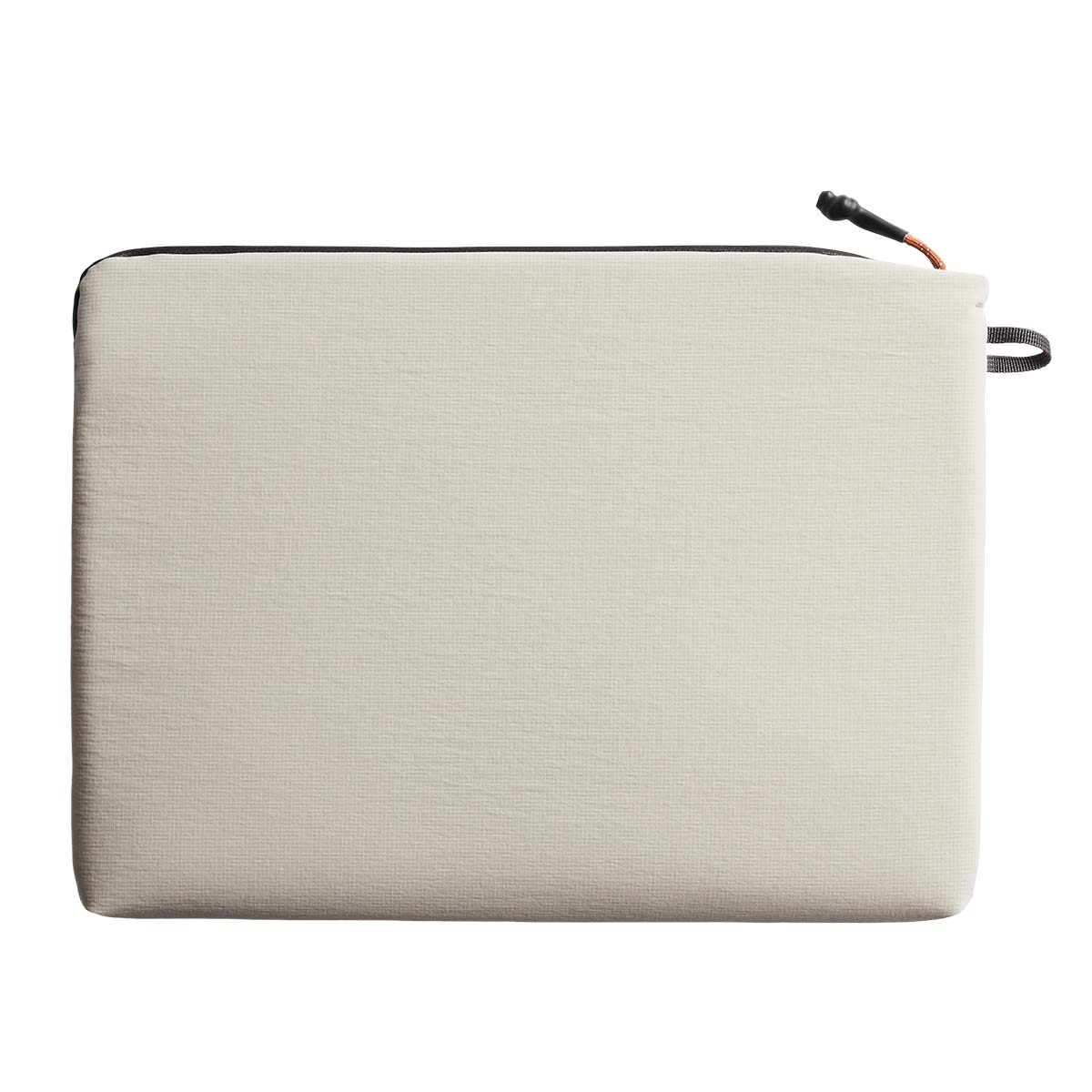 Una pochette rettangolare color crema con bordo nero e chiusura a zip.