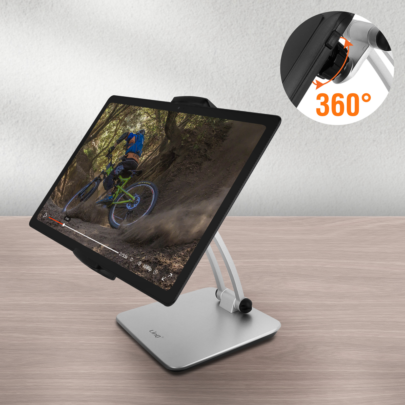 Tablet su supporto argento mostra mountain biker. Rotazione 360°.