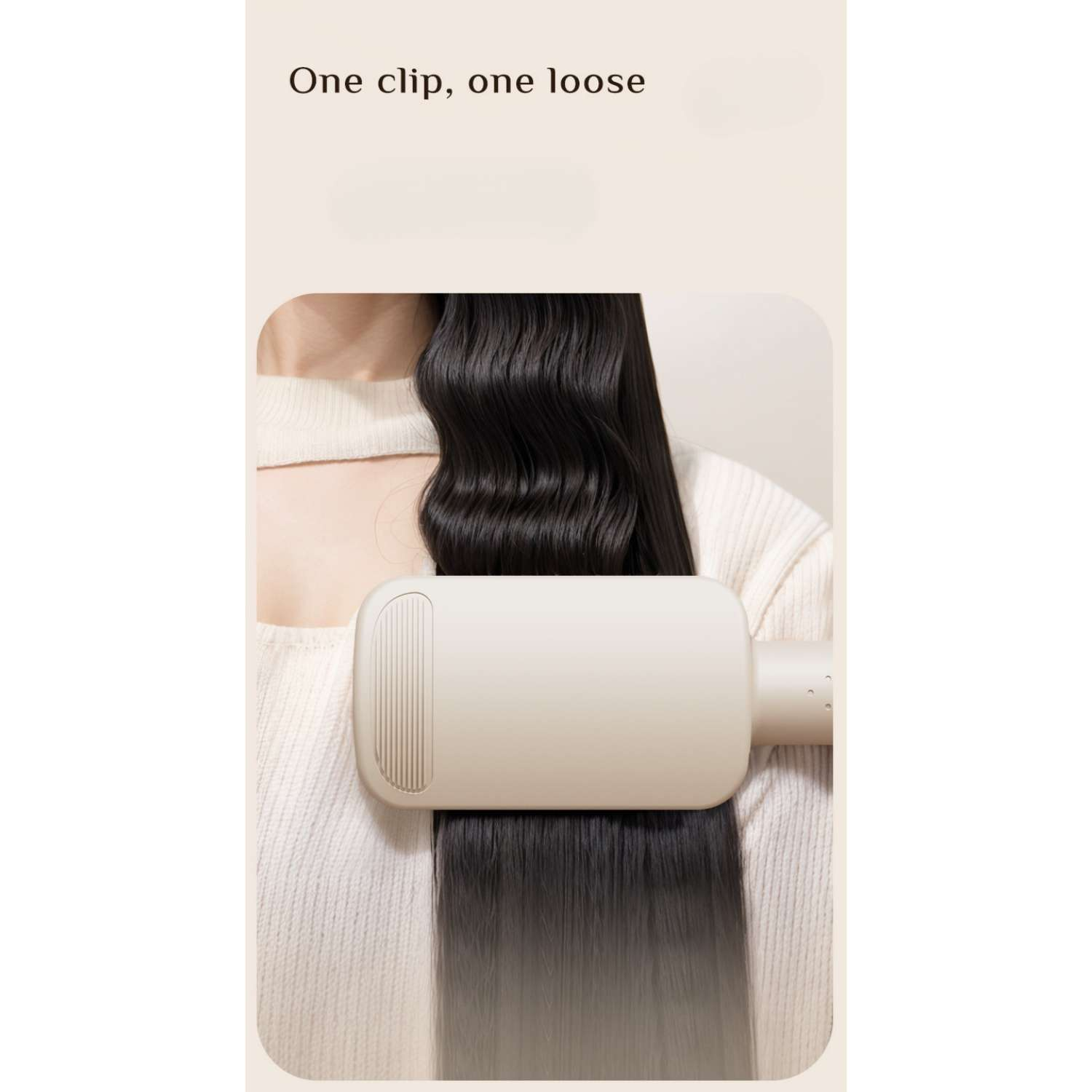 Eine Person kämmt sich mit einem beigefarbenen Haarstylinggerät schwarzes Haar.