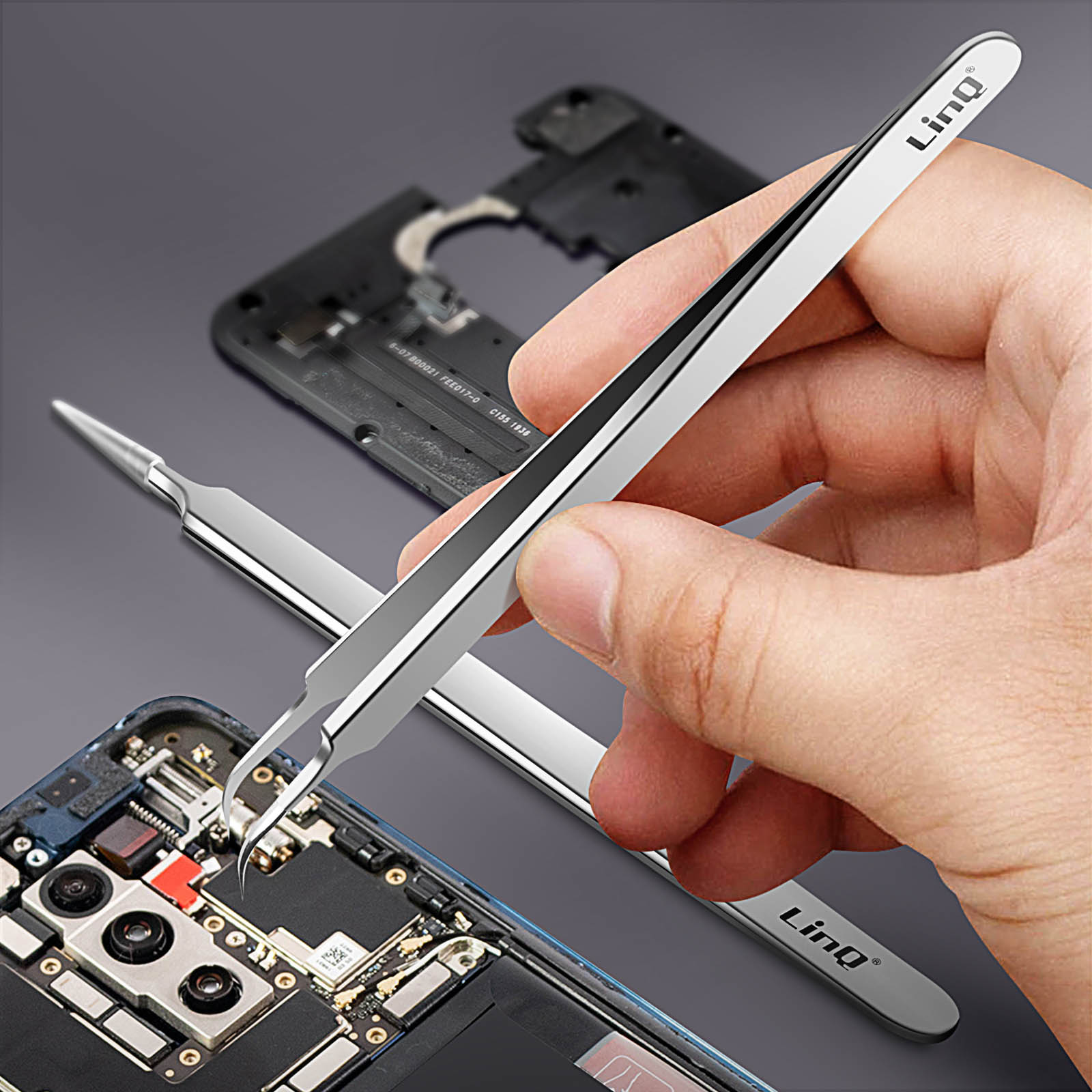 Eine Hand hält eine Pinzette, die an einem Smartphone-Motherboard arbeitet.