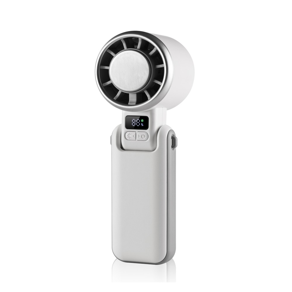 Un ventilador portátil blanco con borde plateado y pantalla digital.
