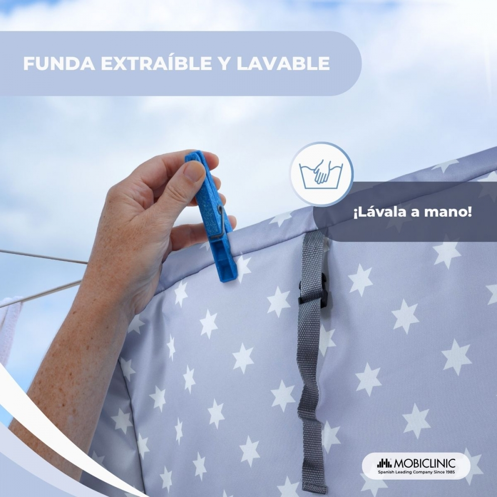 Una mano sujeta una pinza azul a una funda gris con estrellas.