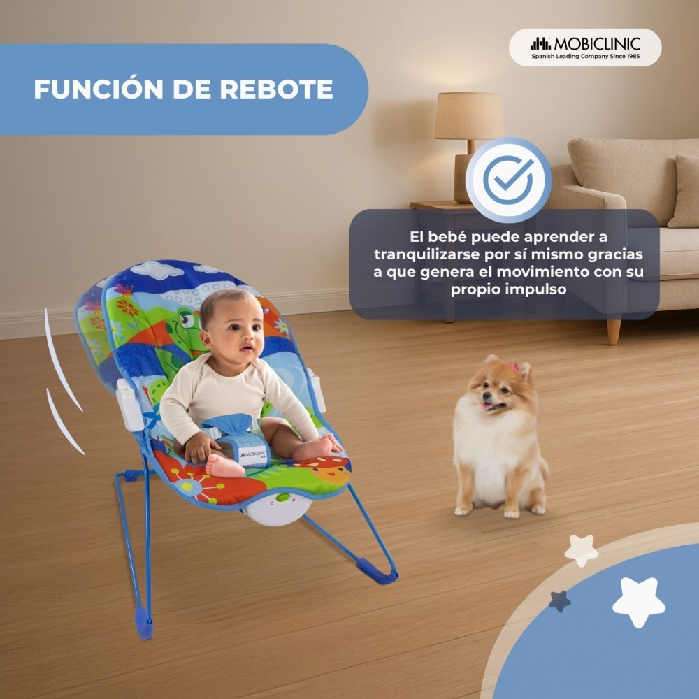 Un bebé en una hamaca colorida; un perro Pomerania cerca.