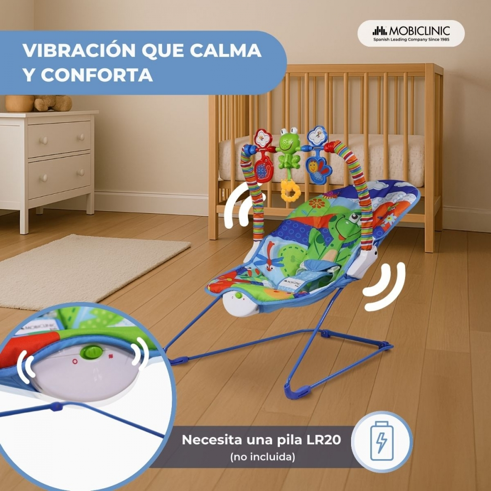 Un columpio de bebé colorido con juguetes, junto a una cuna y un tocador.