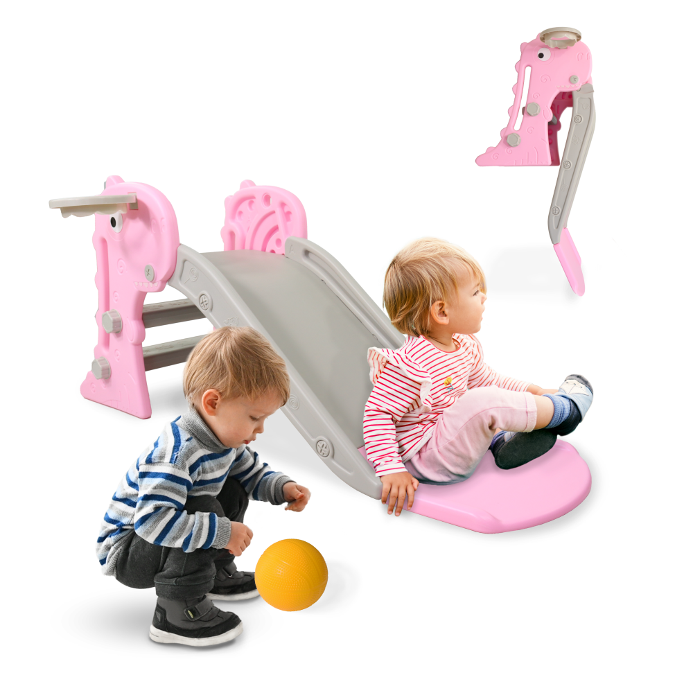 Dos niños pequeños juegan con un tobogán rosa y una pelota amarilla.