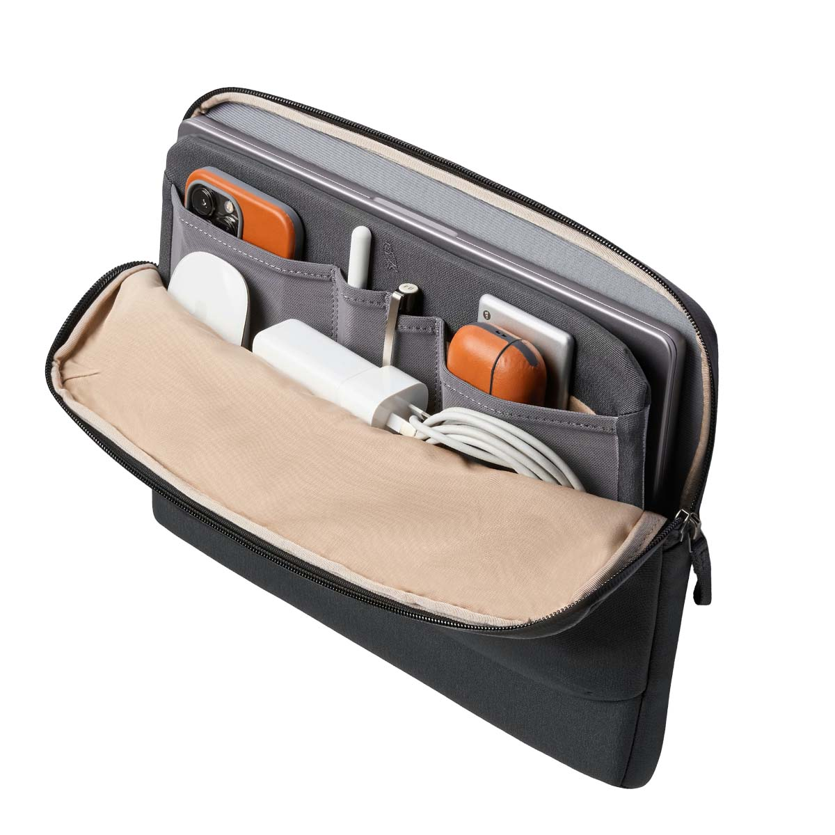 Borsetta tech nera con scomparti per telefono, mouse, caricabatterie, penne, AirPods e tablet.
