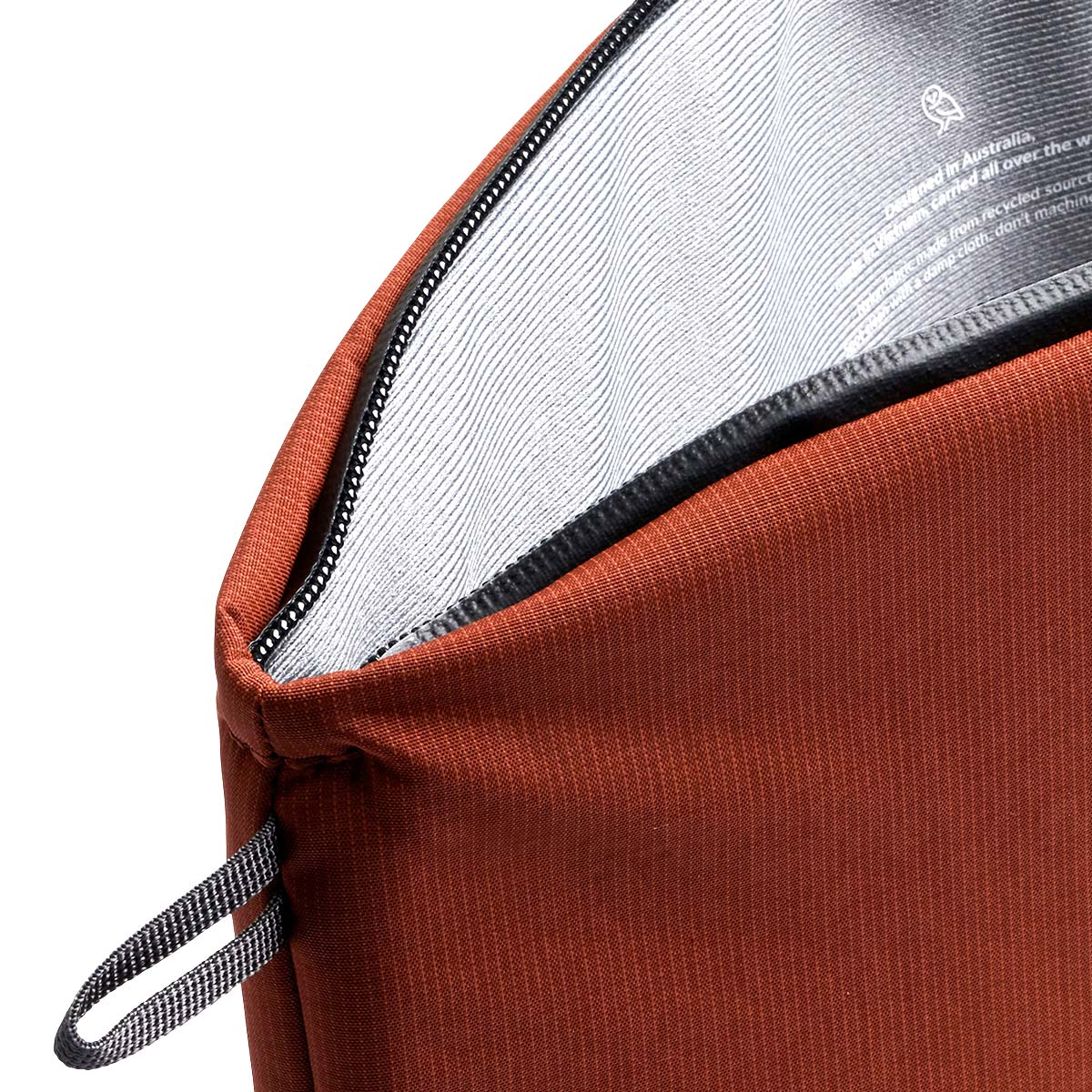 Pochette rossa con zip e passante. Interno leggermente rigato.