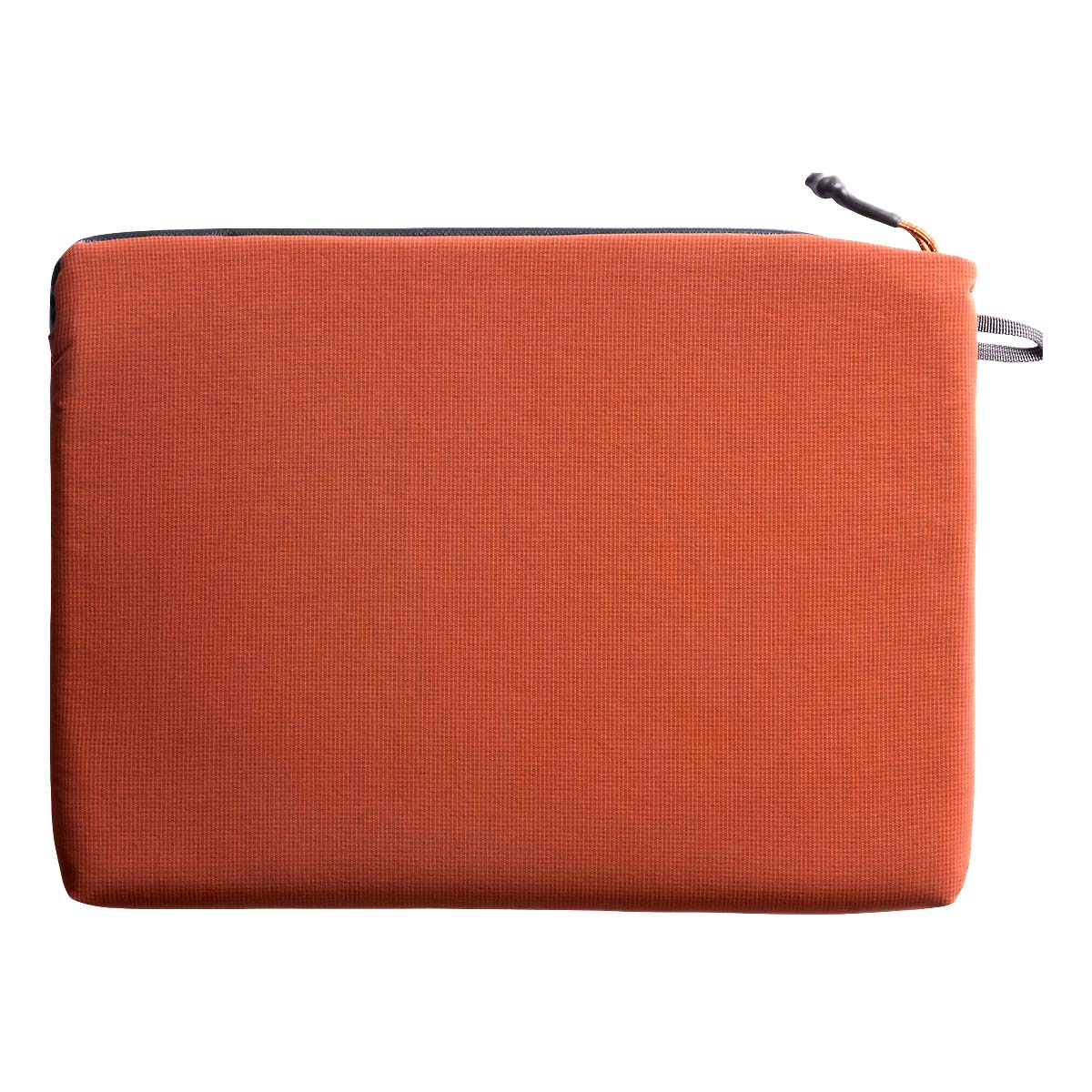 Una pochette arancione con cerniera e un piccolo tiretto.