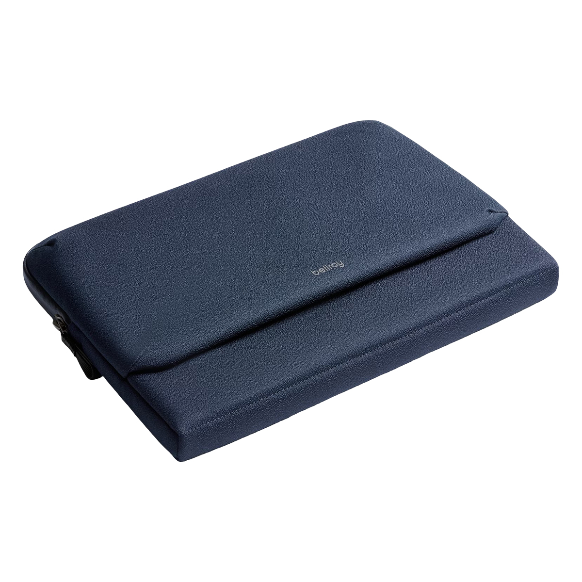 Custodia blu scuro per laptop con cerniera e logo sul davanti.