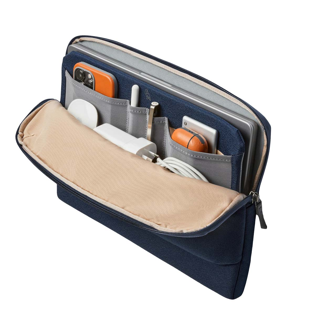 Custodia blu scuro con scomparti per tablet, telefono, mouse, caricabatterie e penna.