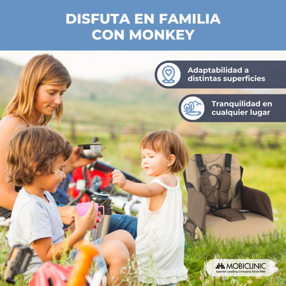 Familia al aire libre con silla infantil con diseño de mono.