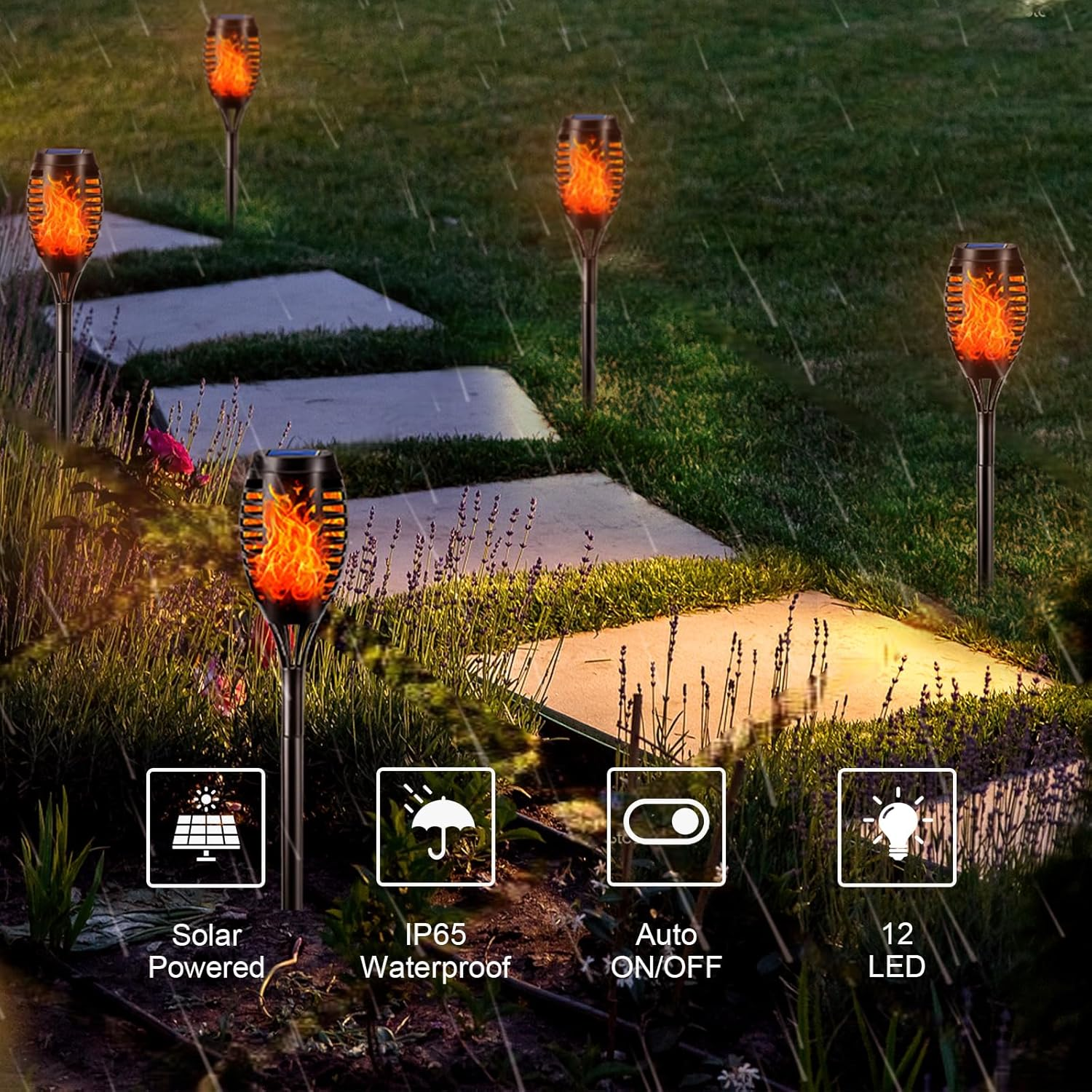 Fackeln mit Flammen-Effekt beleuchten einen Gartenweg bei Regen. Solarbetrieben, IP65, Auto AN/AUS, 12 LEDs.