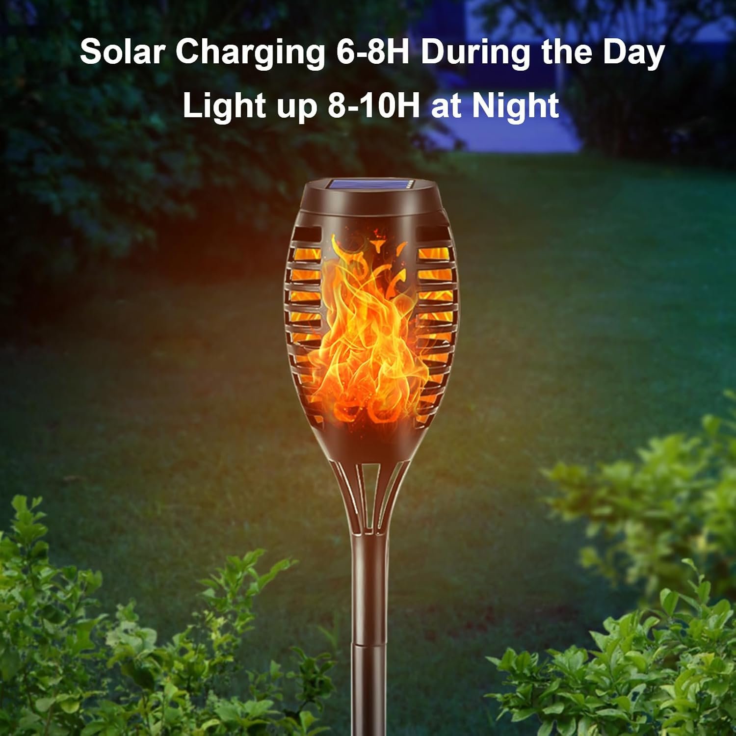 Gartenfackel mit Flammen-Effekt im Freien, tagsüber solarbetrieben.