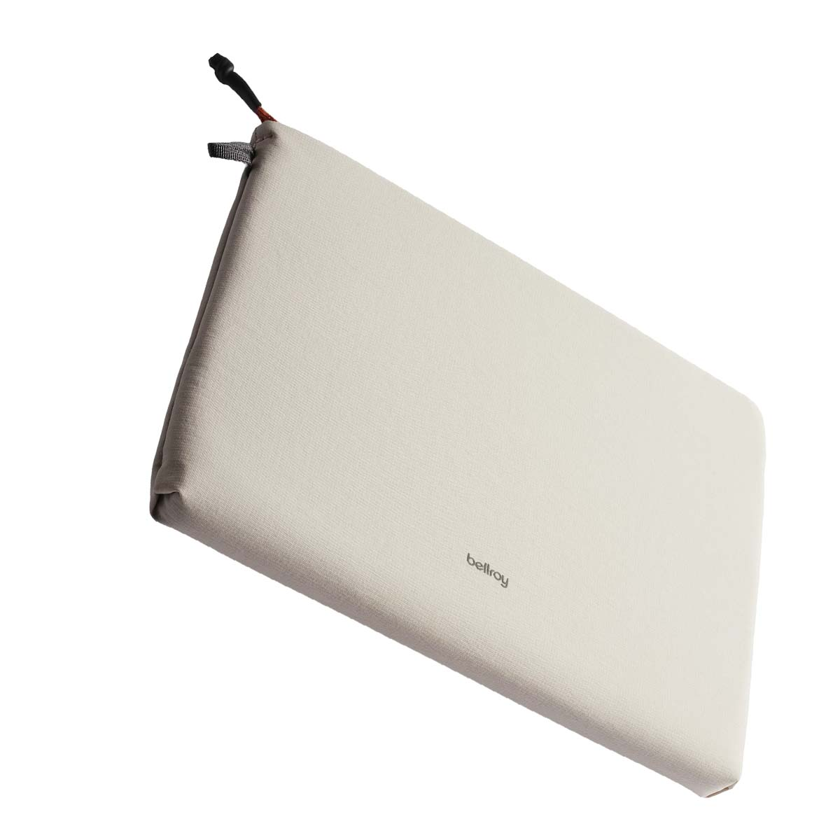 Una custodia beige chiaro con linguetta nera e logo.