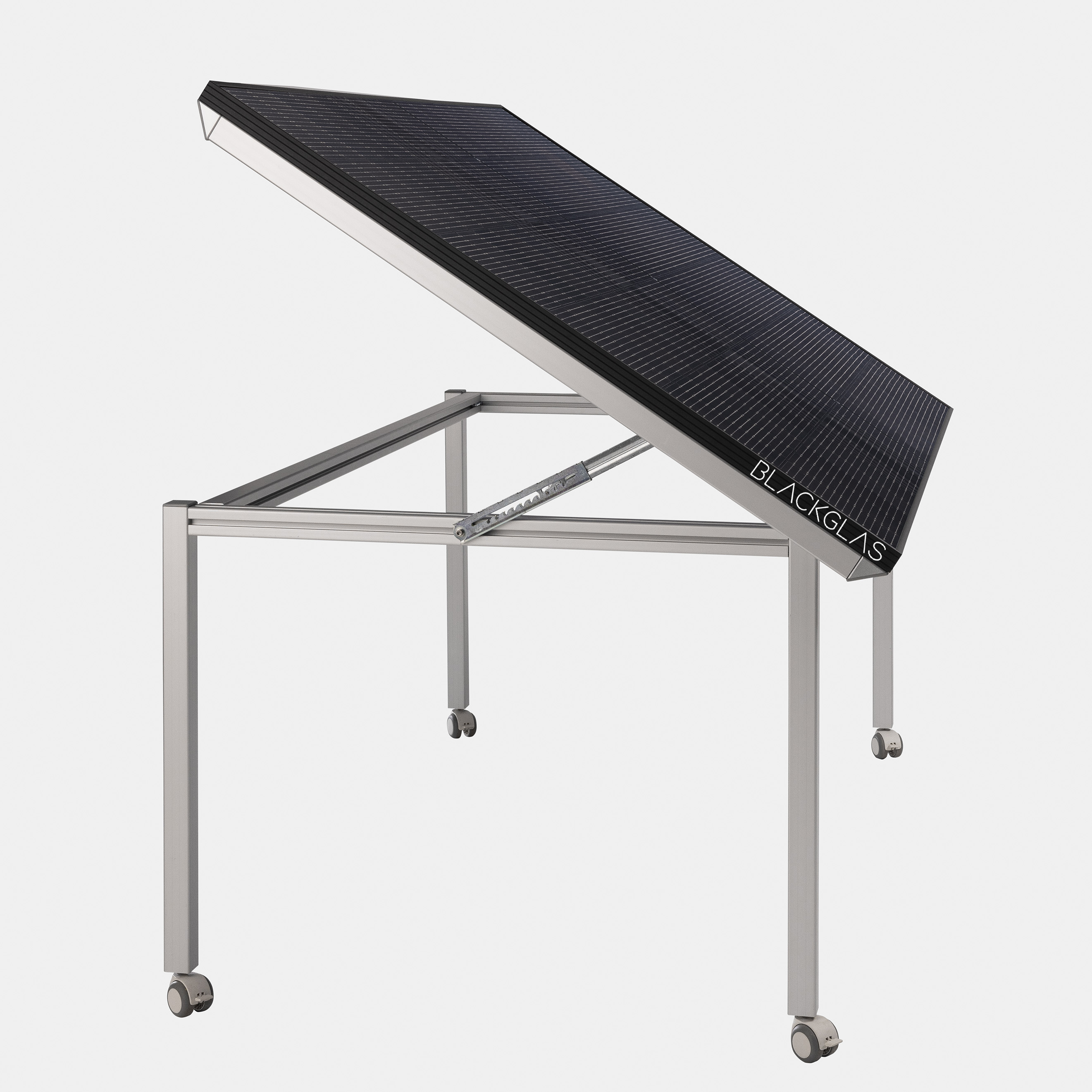 Ein geneigtes schwarzes Solarpanel mit silbernem Rahmen und Rollen.