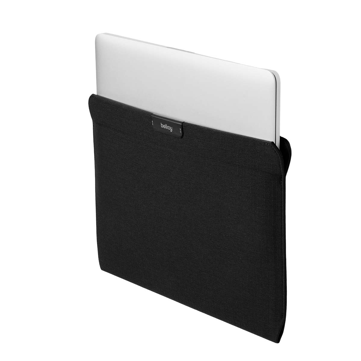 Un laptop argentato è parzialmente inserito in una custodia nera Bellroy.
