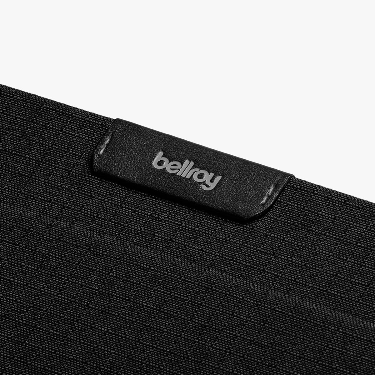 Etichetta nera Bellroy su tessuto testurizzato nero.