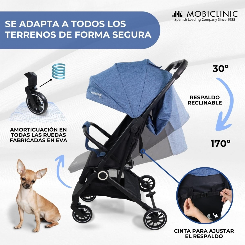 Un cochecito con capota azul y suspensión en las ruedas, junto a un perro.